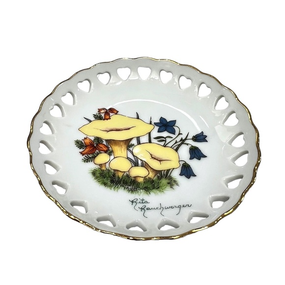 VINTAGE 1960s PORCELAIN TRINKET DISH WITH HAND PAINTED FLOWERS & HEART CUTOUTS - Picture 4 of 13